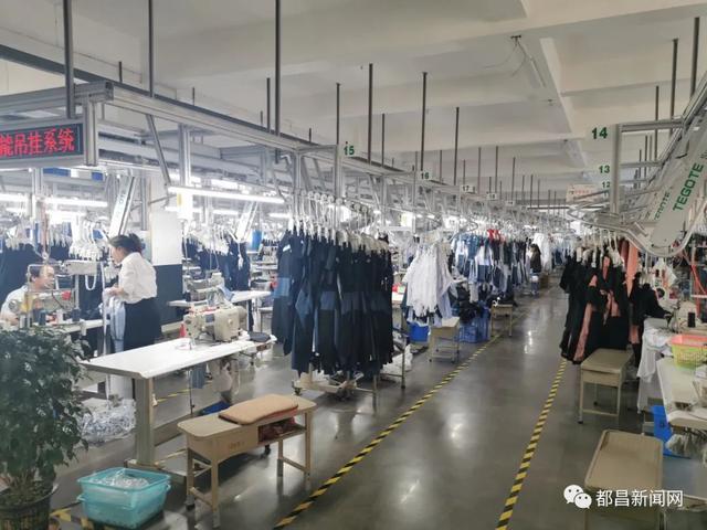 富德士服飾公司 匠心制鞋帽，日夜趕訂單的背后